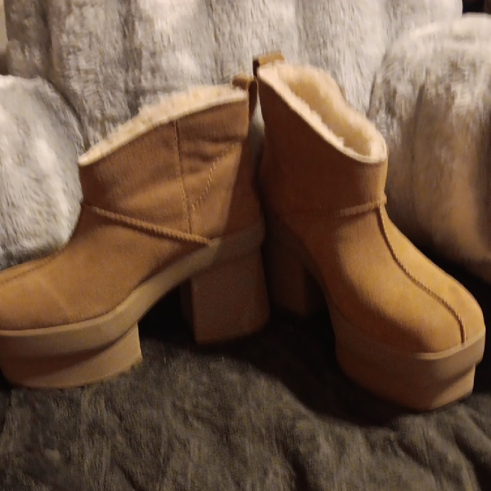 Women’s Ugg Platform Ankle Boots with Shearling Lining - Tan